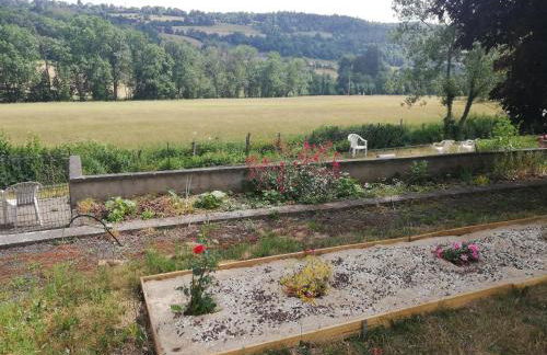 Grand gite 14 personnes ,cour ,salle de jeux, proche du village , commerces - Photo 14