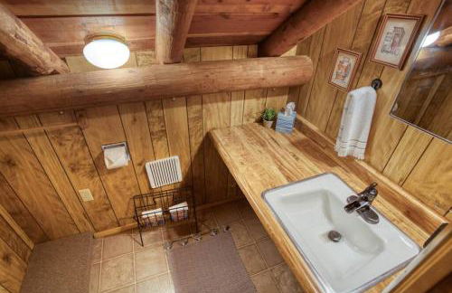 Charming Log Cabin in Tall Pines with Fire Pit Near Trails & Lake - Foto 5