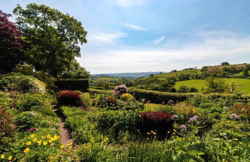 Barley Cottage - 5* Cyfie Farm with log burner and private covered hot tub - Foto 16