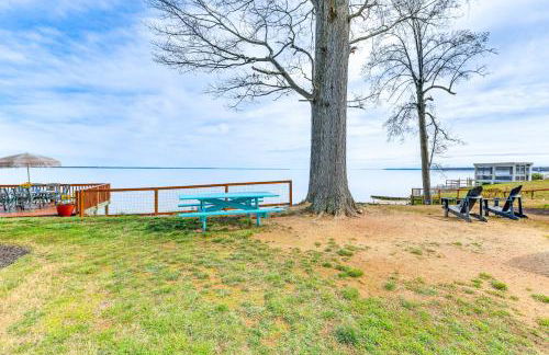 Riverfront Colonial Beach Home with Private Beach! - Foto 26