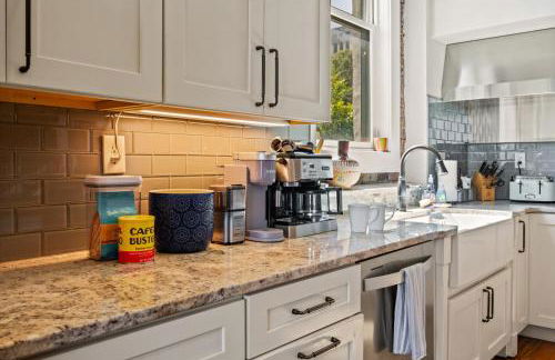 Modern 3BR Condo Walk to Downtown and UT with Parking - Foto 18