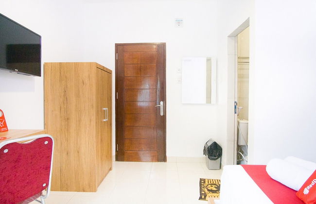 RedDoorz @ RS Adam Malik Medan - Photo 7