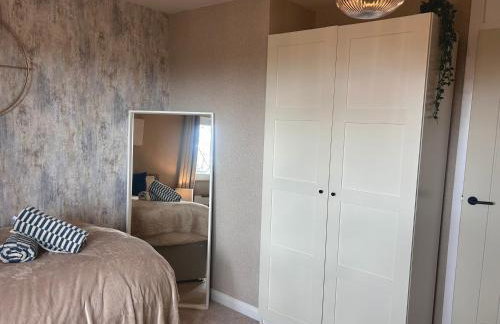 Brand New 2 Bed House - Sleeps 4 - Free Parking - Near HS2 & Drayton Manor - Foto 17