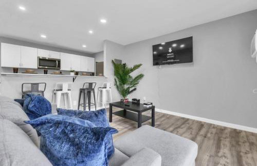 Bright 2BR Condo Near Restaurants and Entertainment - Foto 14