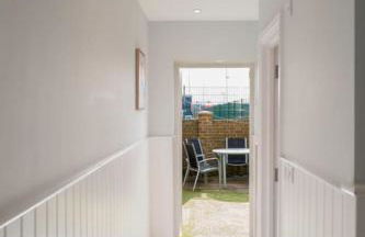 The Little Blue House by Sheppey Stays -Cosy 2BR Blue House - Near Docks with Parking - Foto 18