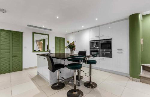 Beautiful 3-Bedroom House with Garden and Rooftop Retreat - Foto 5