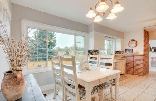 Cozy Mtn-View Retreat with Yard Near Hiking and Golf! - Foto 3