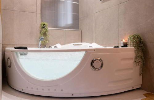 Love Life Room-Jacuzzi-Netflix-Accès-24/7-Privé - Foto 10