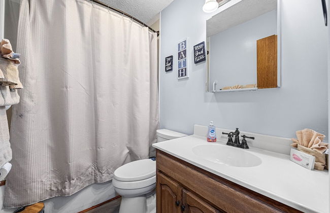 Andy Woods Lodge - 4 Bedrooms, 1.5 Baths, Sleeps 8 4 Home by RedAwning - Foto 16