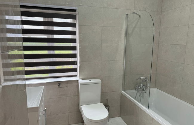 4 Bed Cottage in Surrey - Foto 12