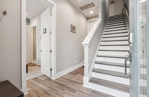 Private Home with Rooftop Game Room near Downtown - Foto 47