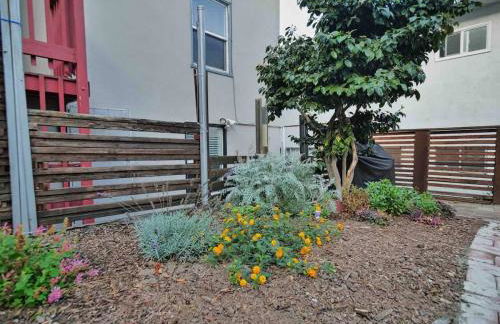 Oak Manor - Chic & Stylish 2BR Apartment Retreat - Photo 13