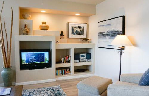 Renovated condo with updated floors, pool, hot tub & mountain views - Foto 10