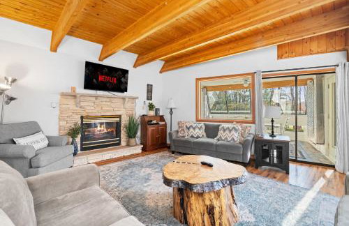 Lakefront with Beach Game Room Fire-pit and More - Foto 58