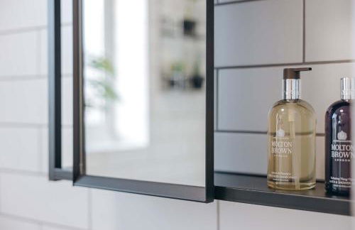 Quaint Georgian house with Parking & Huge Garden 10 mins walk from town - Photo 22