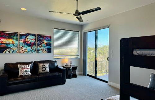 Upscale Modern Hill Country Home! Has it ALL! - Foto 48