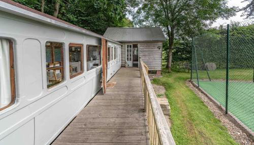 Railway Carriage accommodation with tennis court! - Foto 3