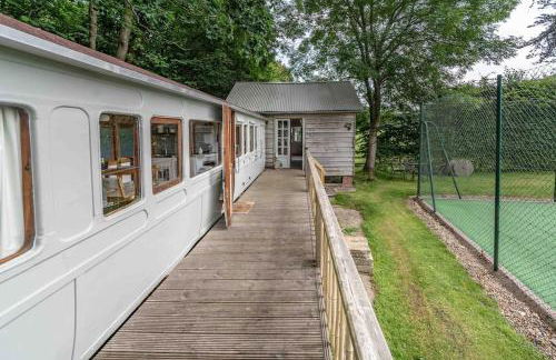 Railway Carriage accommodation with tennis court! - Foto 3