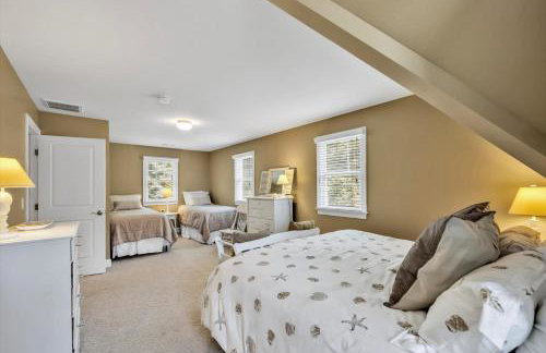 Stay 1 Block from Ocean at 7-Bed Retreat with Yard, Deck and Game Room, Host Up to 22 Across 16 Beds, Gas Fireplace, Gas Grill, Ample Parking, Walk to Menauhant Beach, Perfect for Family Getaway, 24 Hr Hospitality - Foto 8