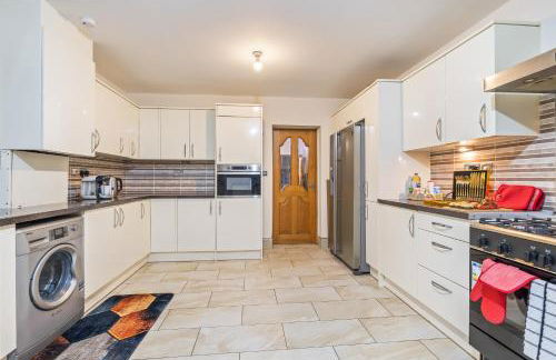 Spacious 4 Bedroom Home Near City Centre Sleeps 11 with Free Parking - Foto 30