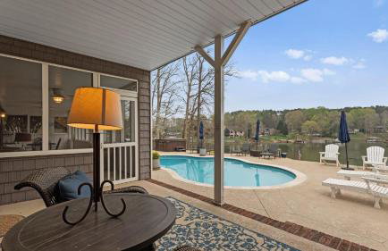 Sleeps 22, Lakefront w/ Private Dock & Pool, 2 Houses Lake Living by Avantstay - Foto 124