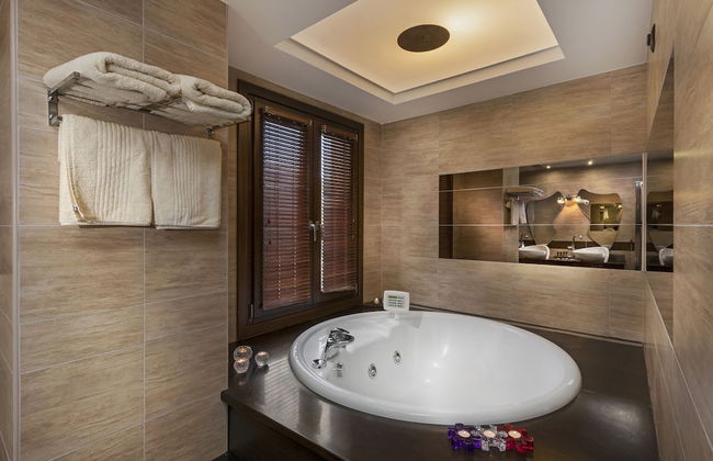 Iakovakis Suites & Spa - Photo 36