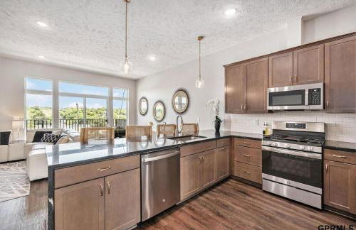 Modern 3-Story Townhome - Foto 26