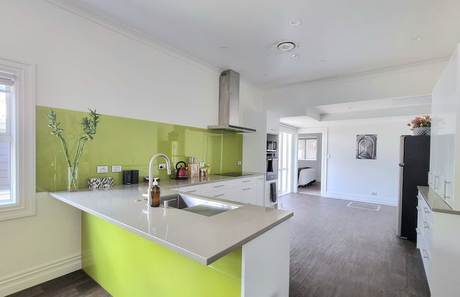 Cheerful 5 - Bedroom Home - Free Parking - Foto 21