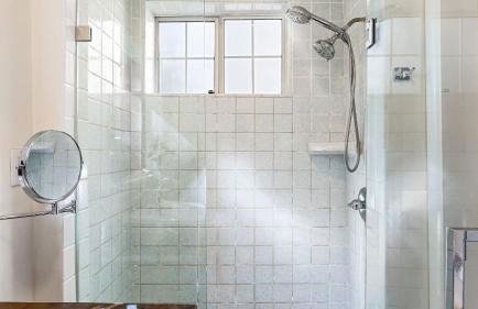 Spanish Revival Charm in Silver Lake w Patio BBQ Walkable Location Maltman Manor by AvantStay - Photo 25