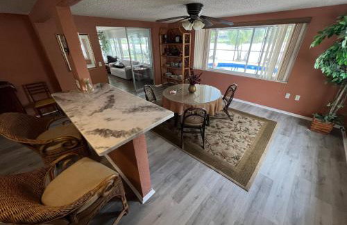 Private Tropical Waterfront Sanctuary w pool, hot tub & an island! Pet Friendly - Foto 48