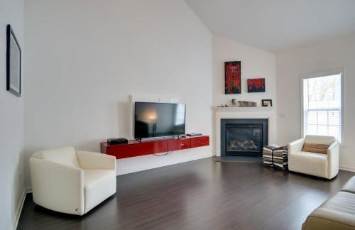 Inviting High Point Townhome with Patio and Privacy! - Foto 1