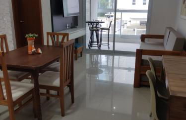 Apartamento na Praia das Toninhas em Ubatuba 350m da praia -2 quartos sendo 1 suite, piscina, varanda gourmet com churrasqueira, ar condicionado, cozinha completa, duas garagens - Foto 2