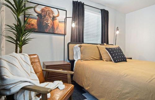 Charming Yellow Door House Steps from OU - Photo 4