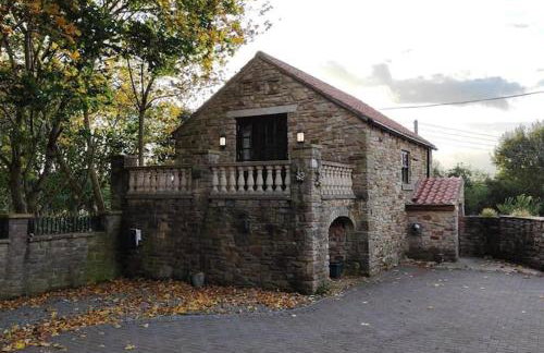 Stunning 2 Bedroom Guest House with Hot Tub - Photo 27