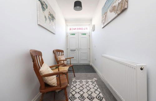 Modern 3 Bed - M4 ACCESS - Wi-Fi - Photo 52