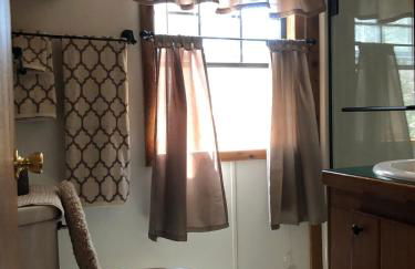 Woodsy and Private- Rustic Cabin - Foto 24