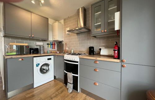 CHINE COTTAGE self-catering coastal bungalow in rural West Wight - Photo 8