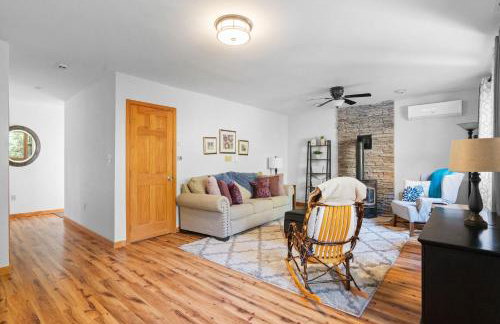 Lakefront with Beach Game Room Fire-pit and More - Foto 49