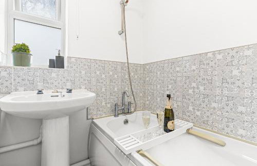 Spacious 3-Bedroom House with Parking Family Friendly - Foto 8