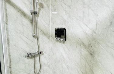 4BR Heathrow Base Free Parking Fast Wi-Fi - Foto 10