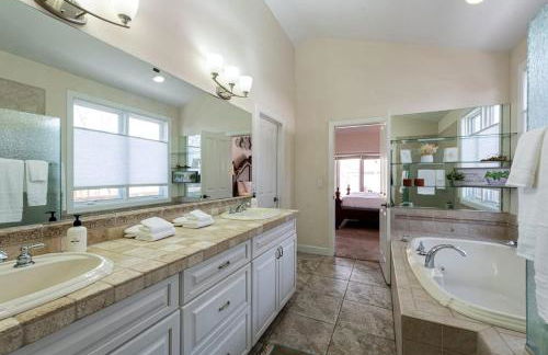 Luxurious 4BR Retreat - Pool Table & Chic Amenities - Photo 27