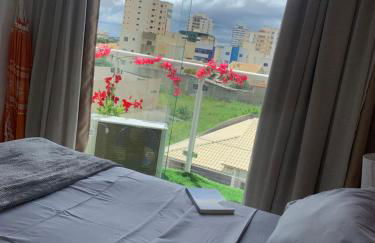 Sacada com ar, rede, pôr do sol, lareira e cinema no Candeias - Foto 8