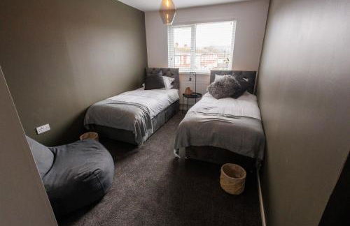 Uber Stylish 3 bedroom home off Road parking near town centre and Bike Park Wales - Photo 16