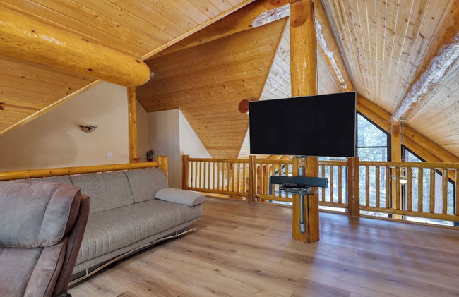Pinetree Place by Avantstay Group Cabin w/ Hot Tub Minutes to the Lake - Photo 31