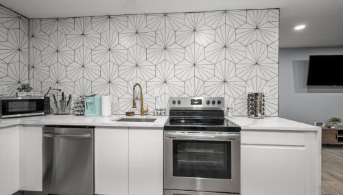 Comfortable 2BR Uptown Escape with Free Park - Foto 3