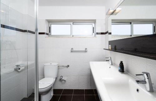 Deluxe 4BDR House W/ Pool by LovelyStay - Photo 52