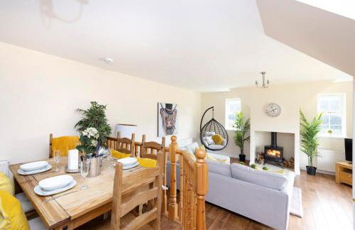 JOIVY Greenknowes Cottage with Hot Tub & Fireplace - Photo 9