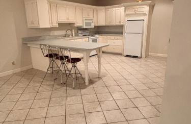 Downstairs oasis - Photo 7