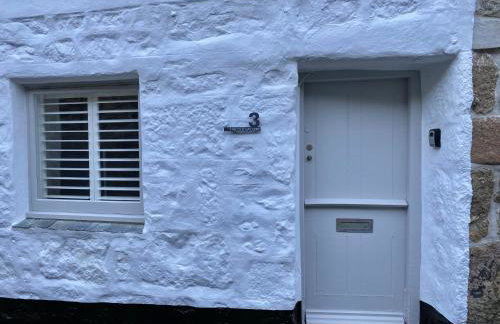 The Old Gallery - Charming Coastal Escape For Two - Photo 18