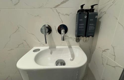 Southgate Luxury Apartments-Jaquzzi Bath-Private Parking- suitable for contractors - Foto 20